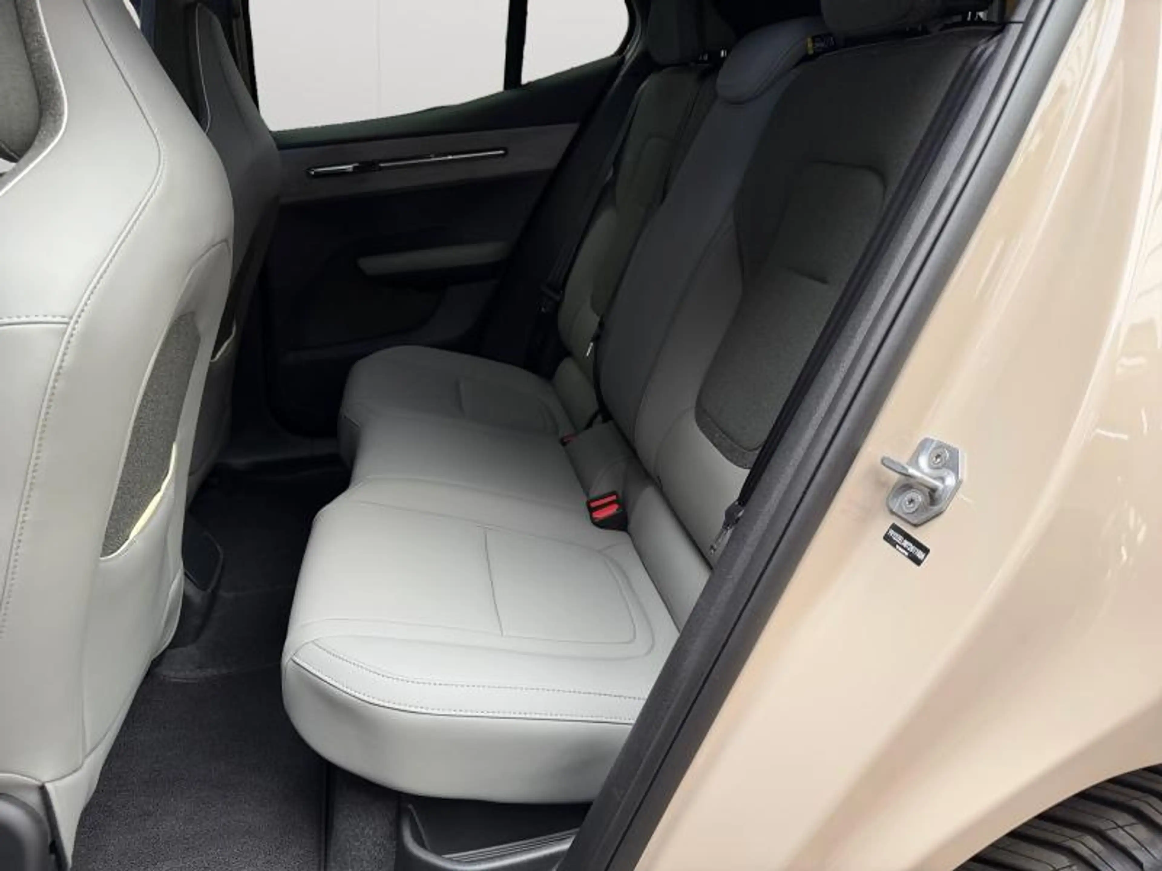 Volvo EX30 Plus BLACK EDITION P5 Long Range / Électrique 202 — photo 13