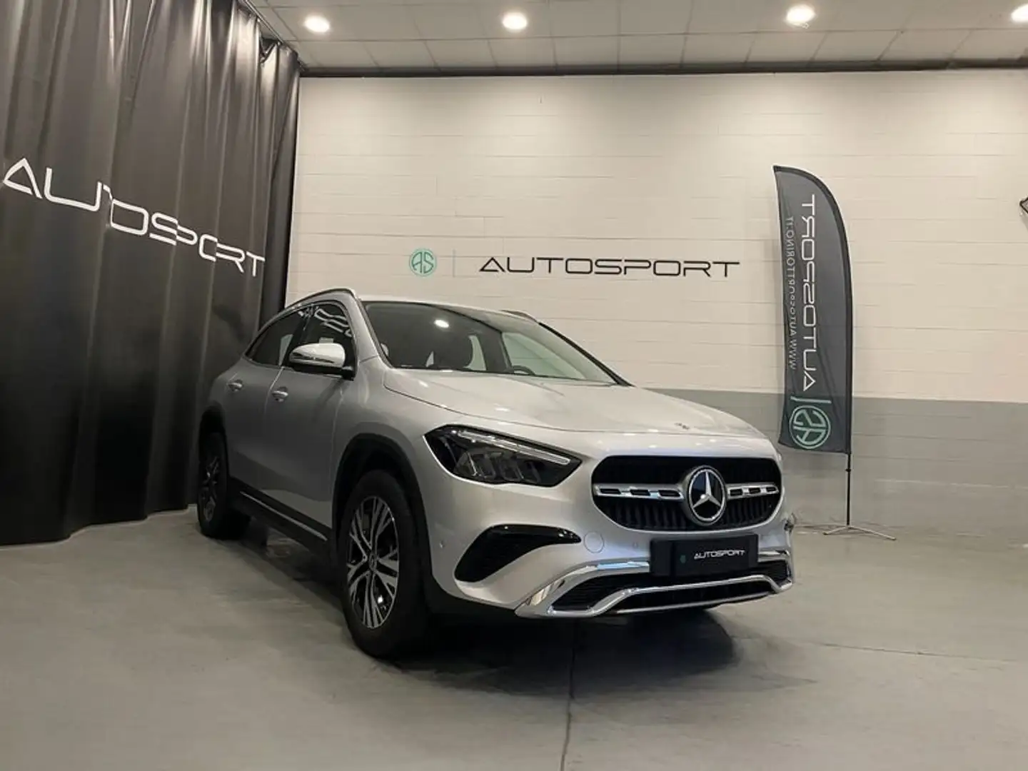 Mercedes-Benz GLA 180 GLA 180 Automatic Progressive Advanced Plateado - 1