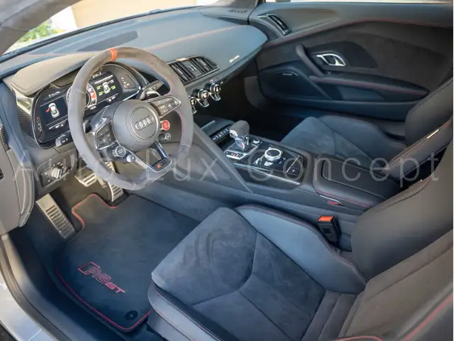 Audi R8 view 5