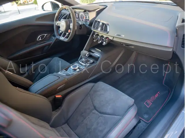 Audi R8 view 6