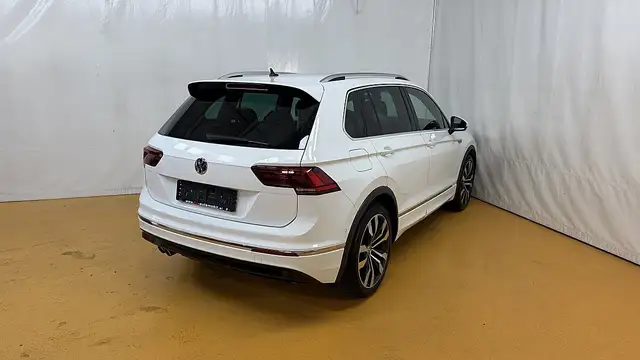 Volkswagen Tiguan view 3