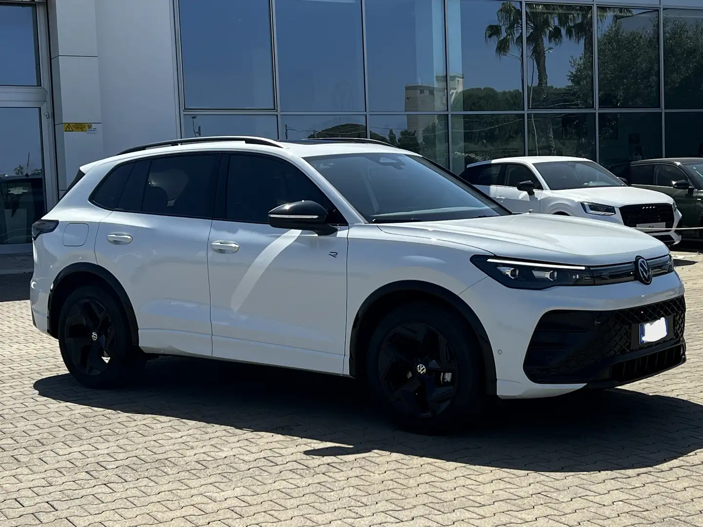 Volkswagen Tiguan Tiguan 1.5 etsi R-Line 150cv dsg Bianco - 2