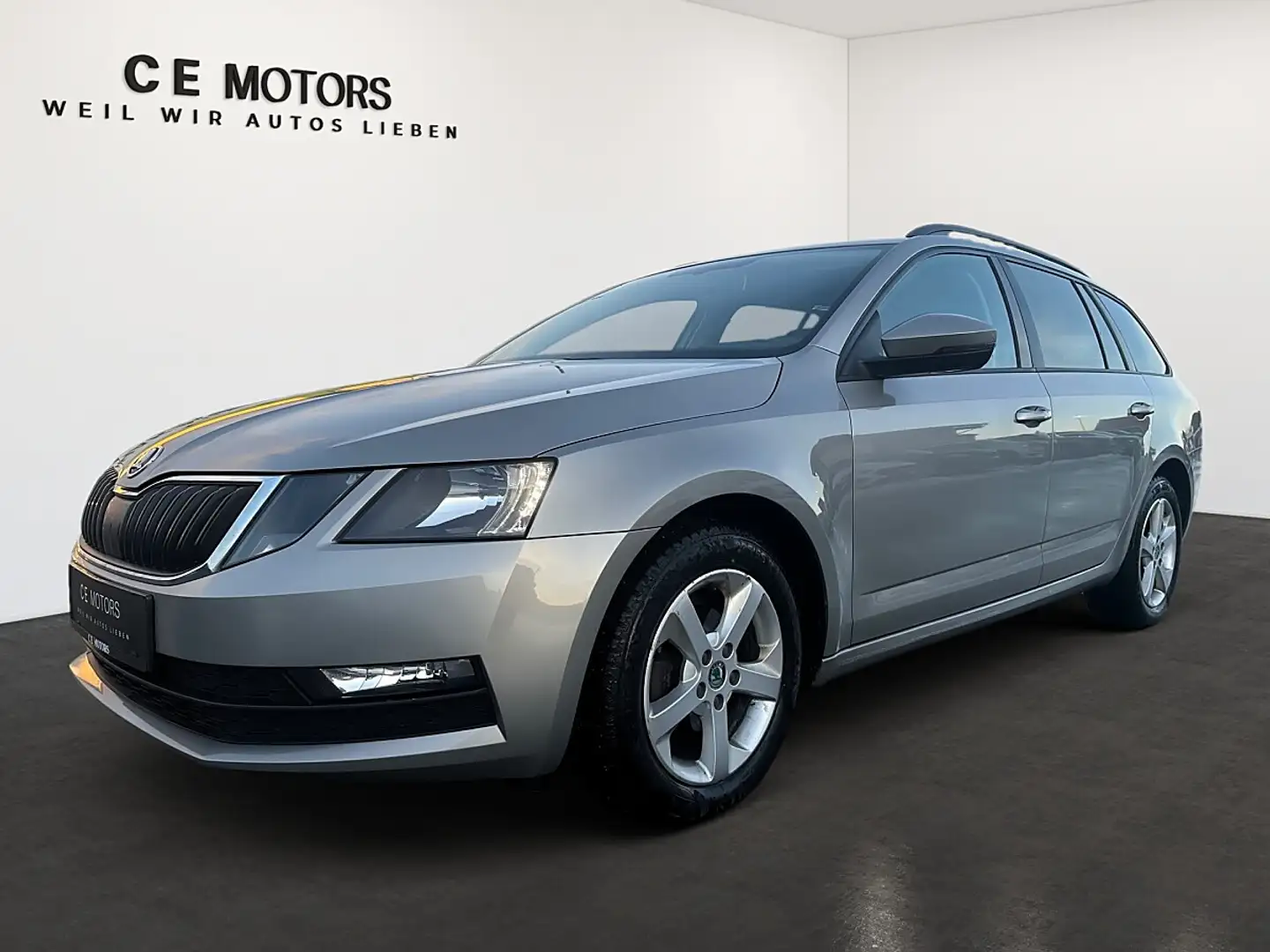 Skoda Octavia 1,6 TDI | AHK | Service Neu | Top Zustand Silber - 1