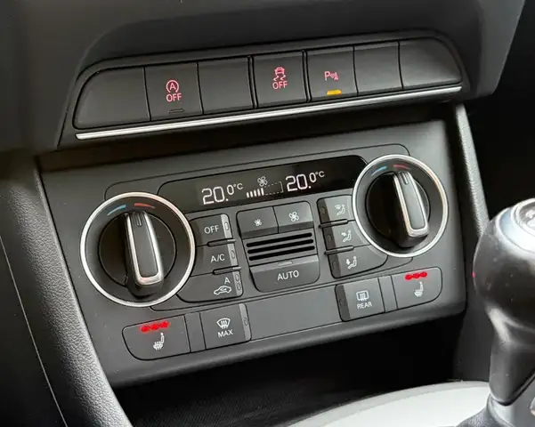 Audi Q3 view 14