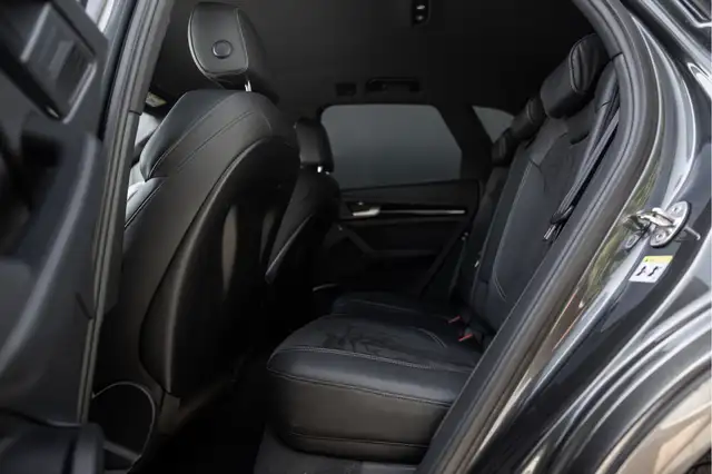 Audi Q5 view 12