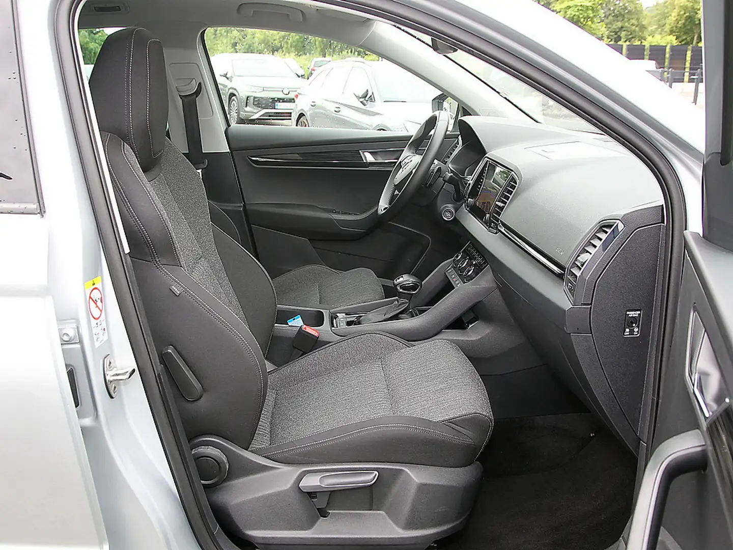 Skoda Karoq 2.0 TDI Style 4x4 DSG NAVI PANO AHK KAM Silber - 2