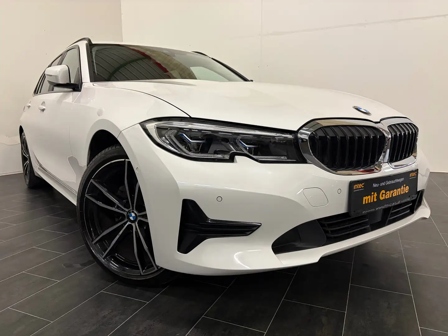 BMW 320 d xDrive Touring Aut. *Standheizung-Laser-Keyless* Weiß - 2