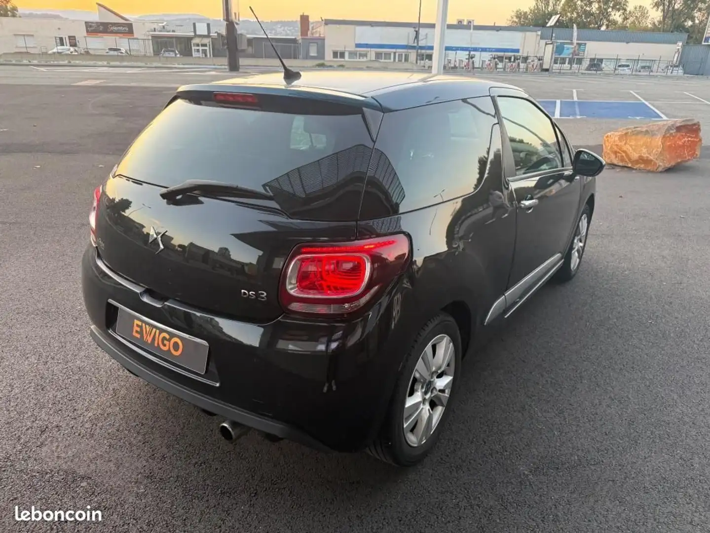 Citroen DS3 Citroën 1.2 PURETECH 110 SOCHIC DISTRIBUTION FAITE Schwarz - 2