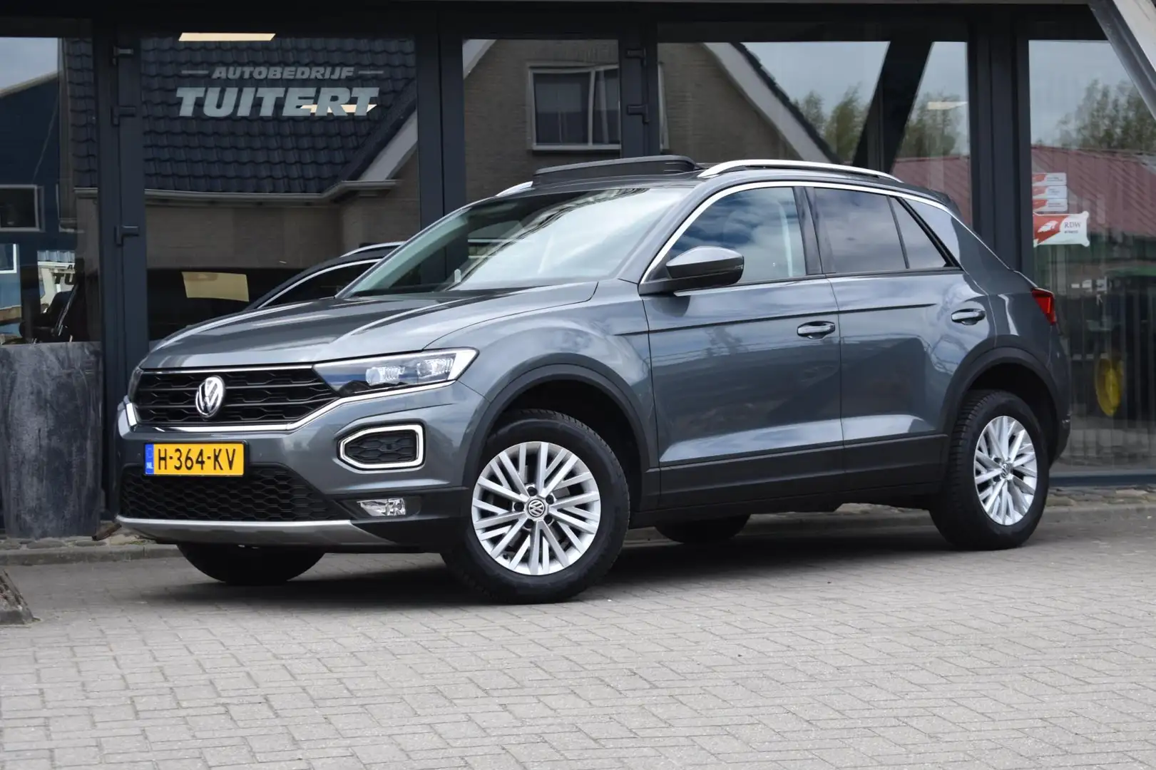 Volkswagen T-Roc 1.0 TSI | PANORAMADAK | CAMERA | DEALER ONDERHOUDE Grijs - 1