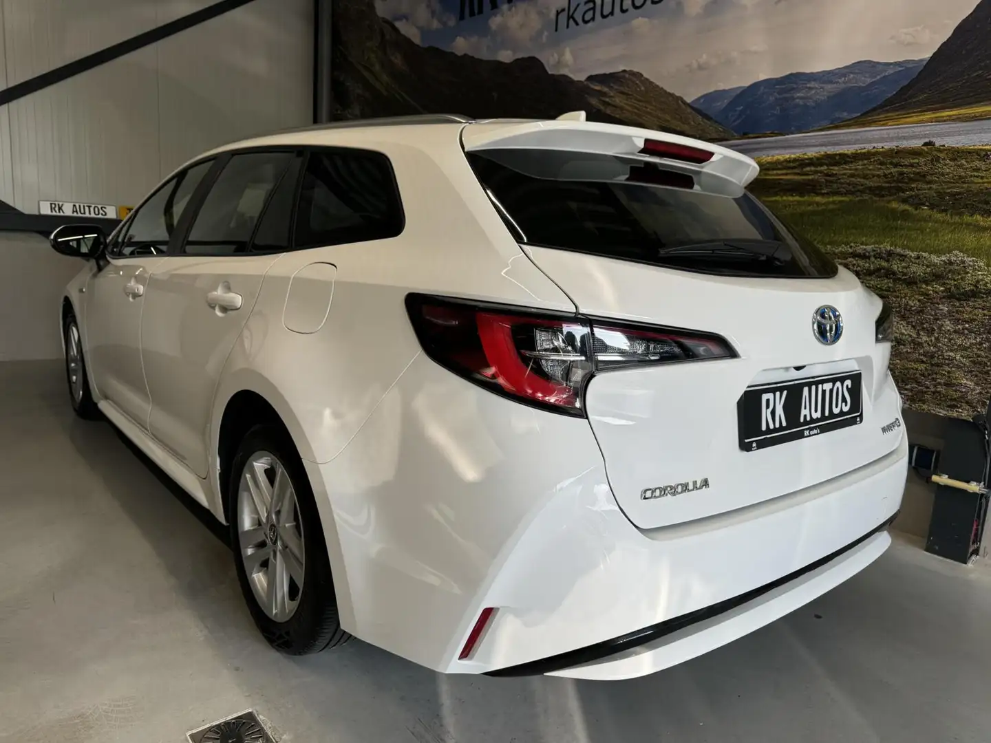 Toyota Corolla Touring Sports 1.8 Hybrid Business Wit - 2
