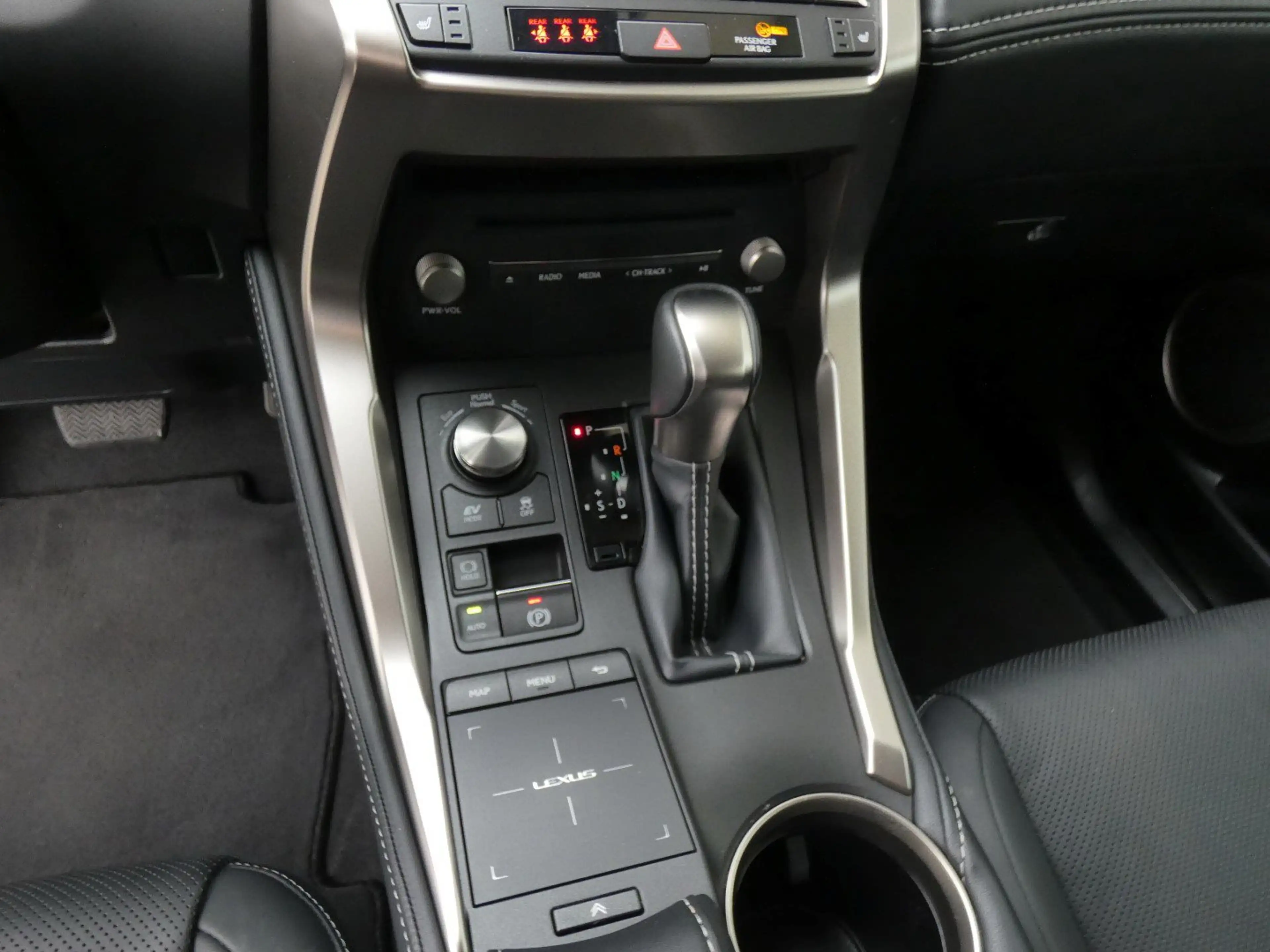Lexus NX 300h Hybrid AWD Executive Line LEDER +TREKHAAK — photo 13