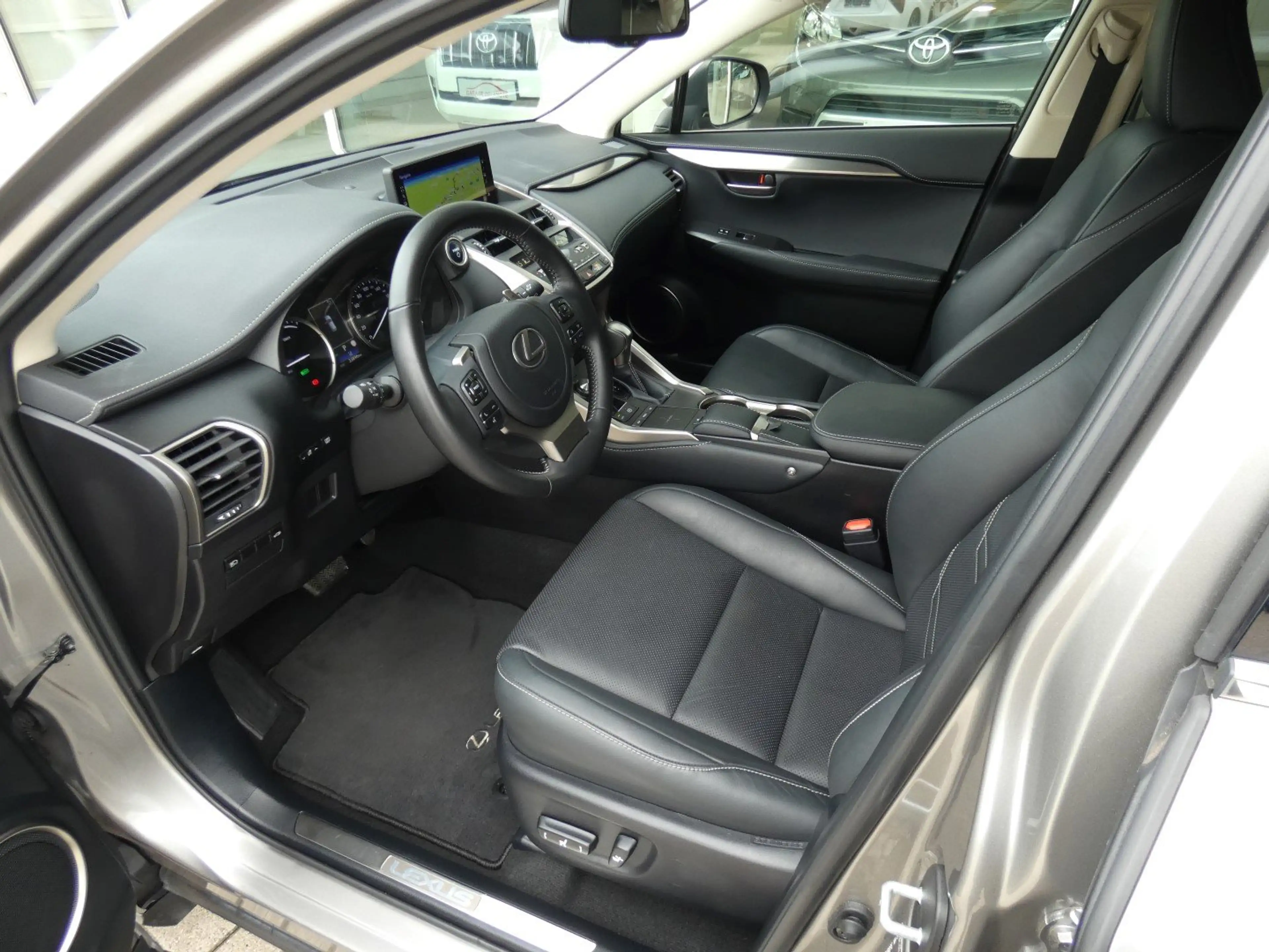 Lexus NX 300h Hybrid AWD Executive Line LEDER +TREKHAAK — photo 5