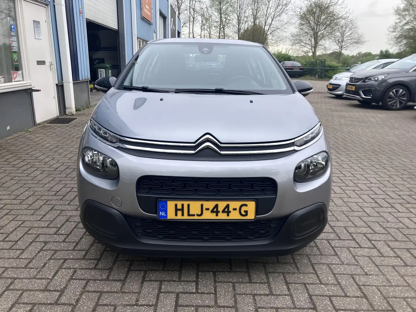 Citroen C3 1.2 PureTech S&S Live Navi-carplay Cruise Clima Grijs - 2