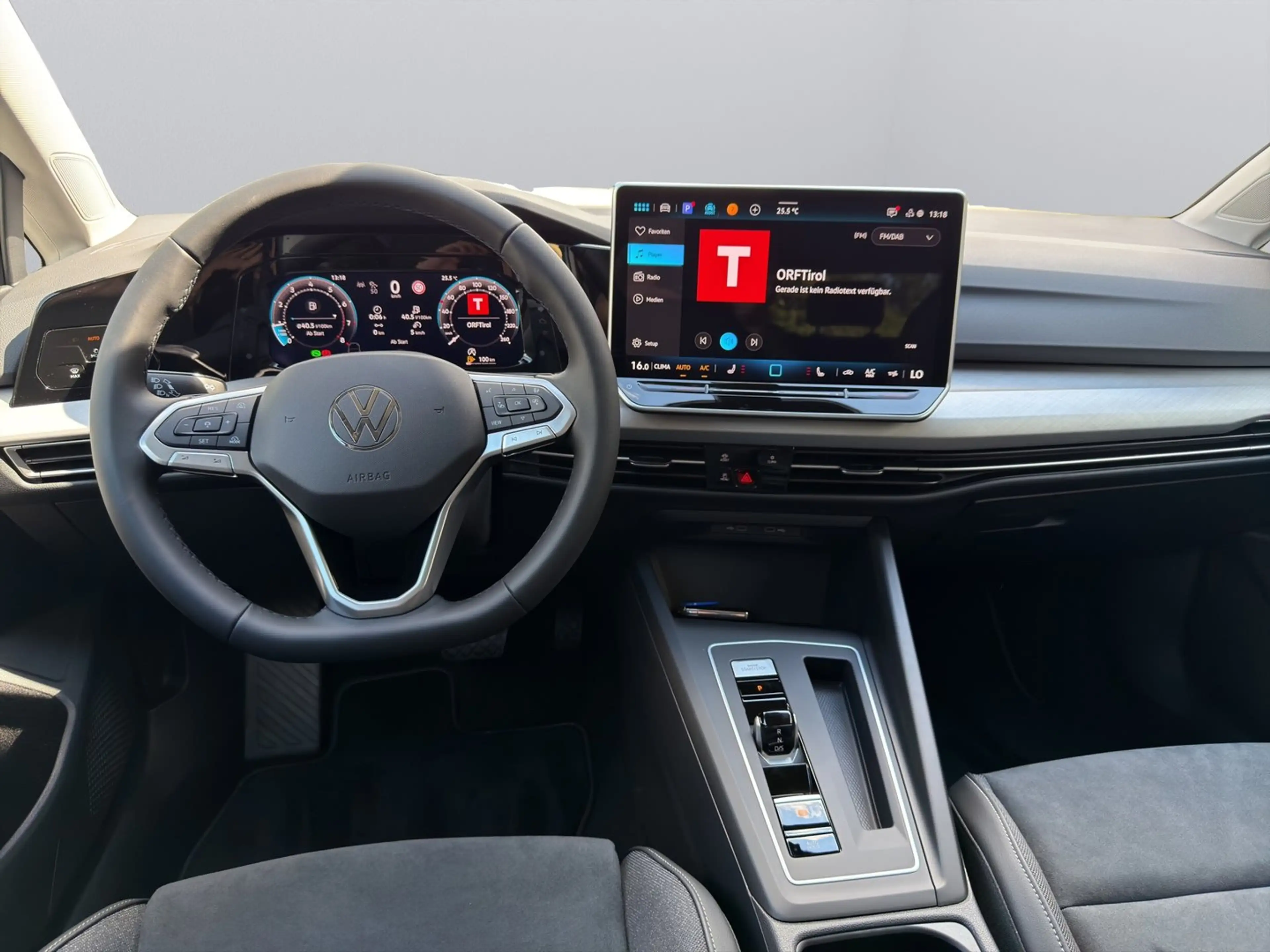 Volkswagen Golf Rabbit mHEV DSG — photo 11