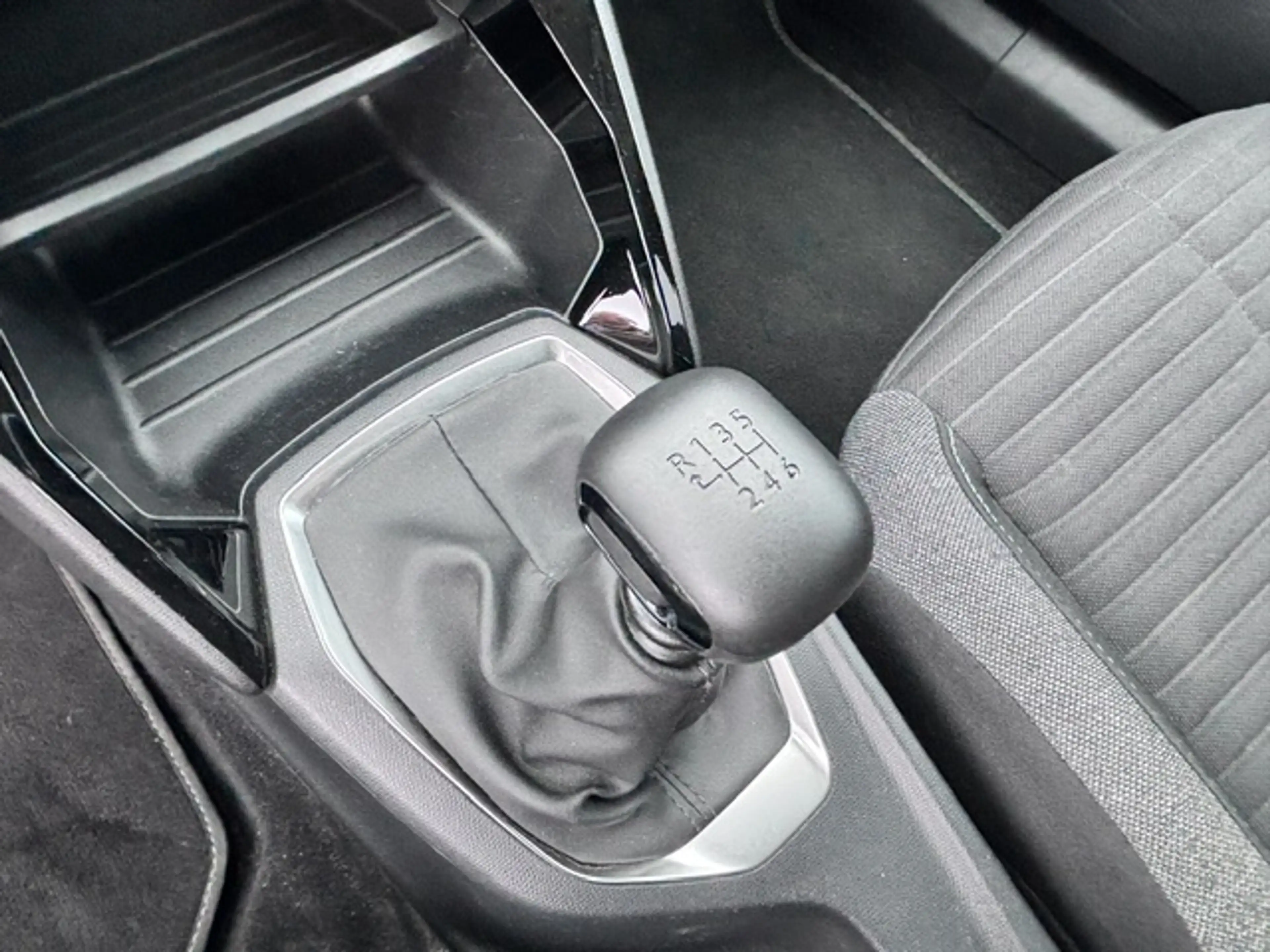 Peugeot 2008 2008 1.2 PureTech Style S — photo 13