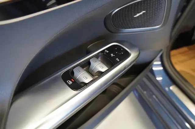 Mercedes-Benz C-Class view 18