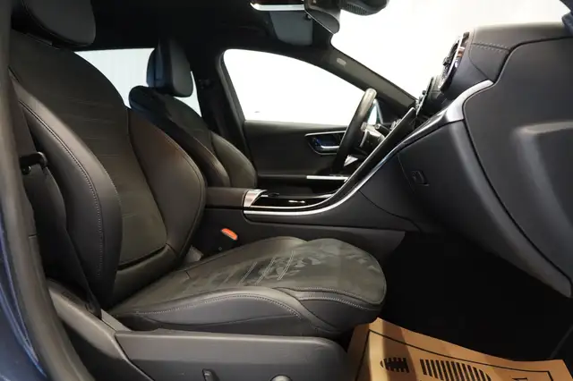 Mercedes-Benz C-Class view 24