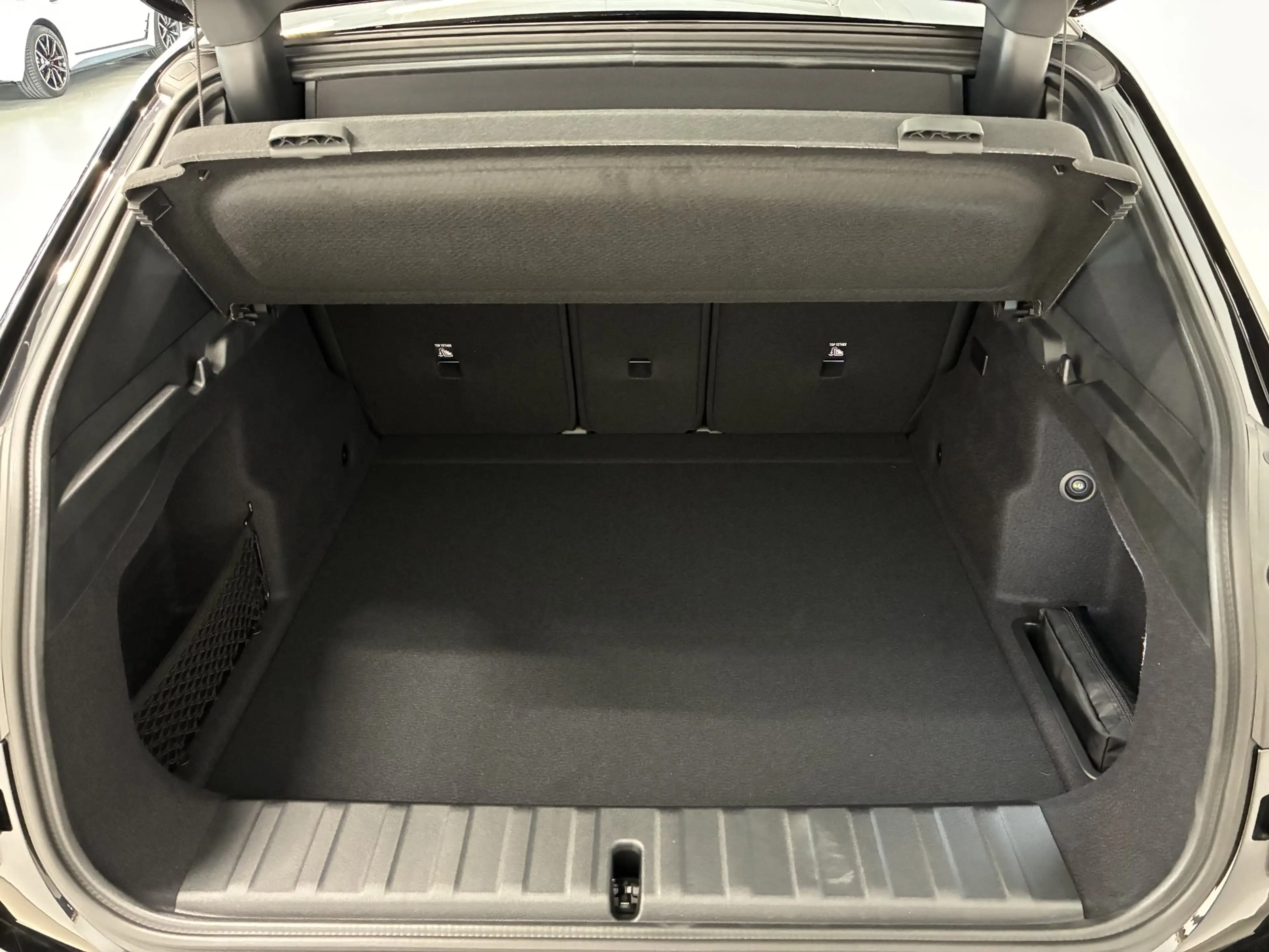 BMW iX2 eDrive20 — photo 13