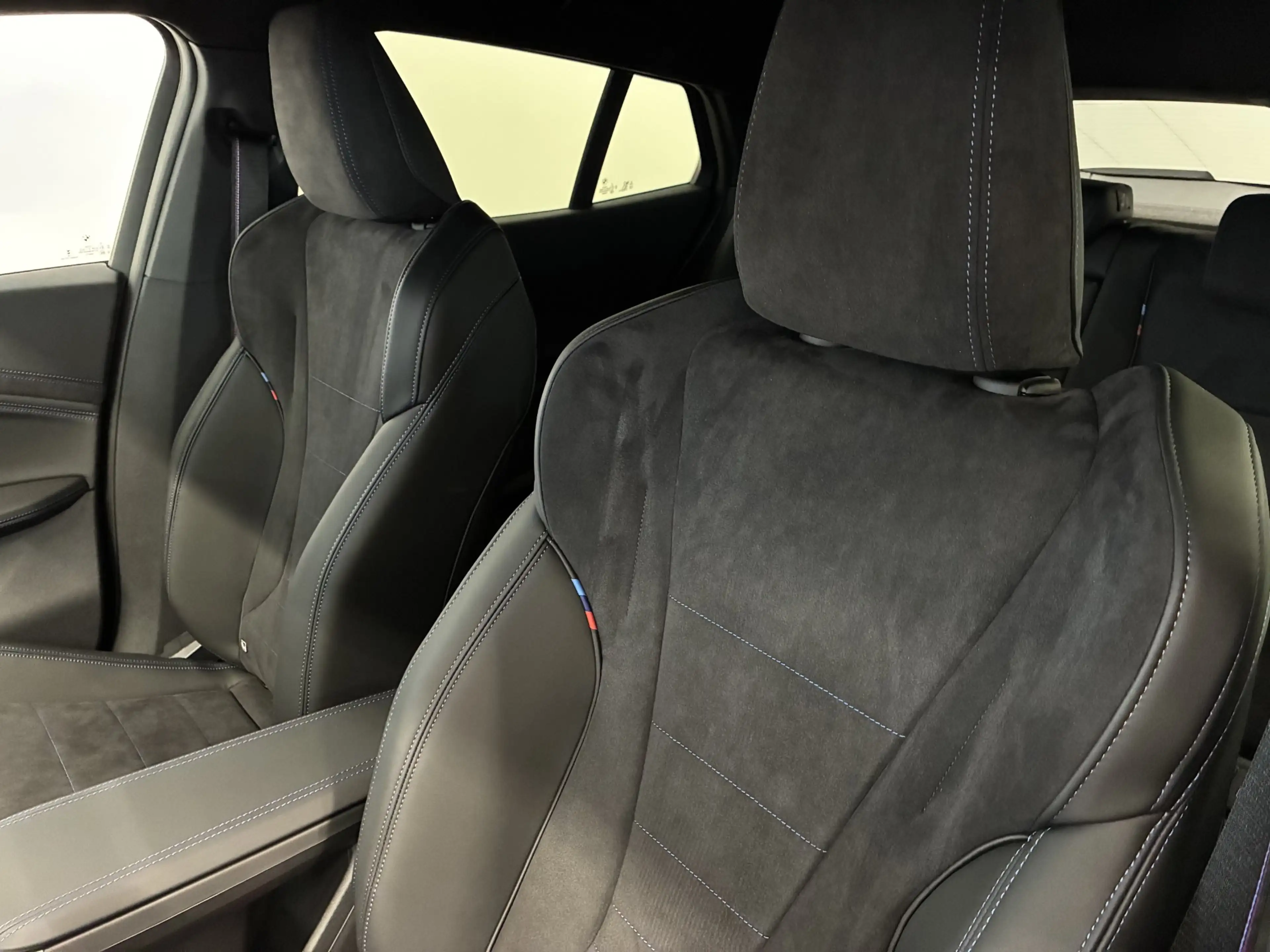 BMW iX2 eDrive20 — photo 11
