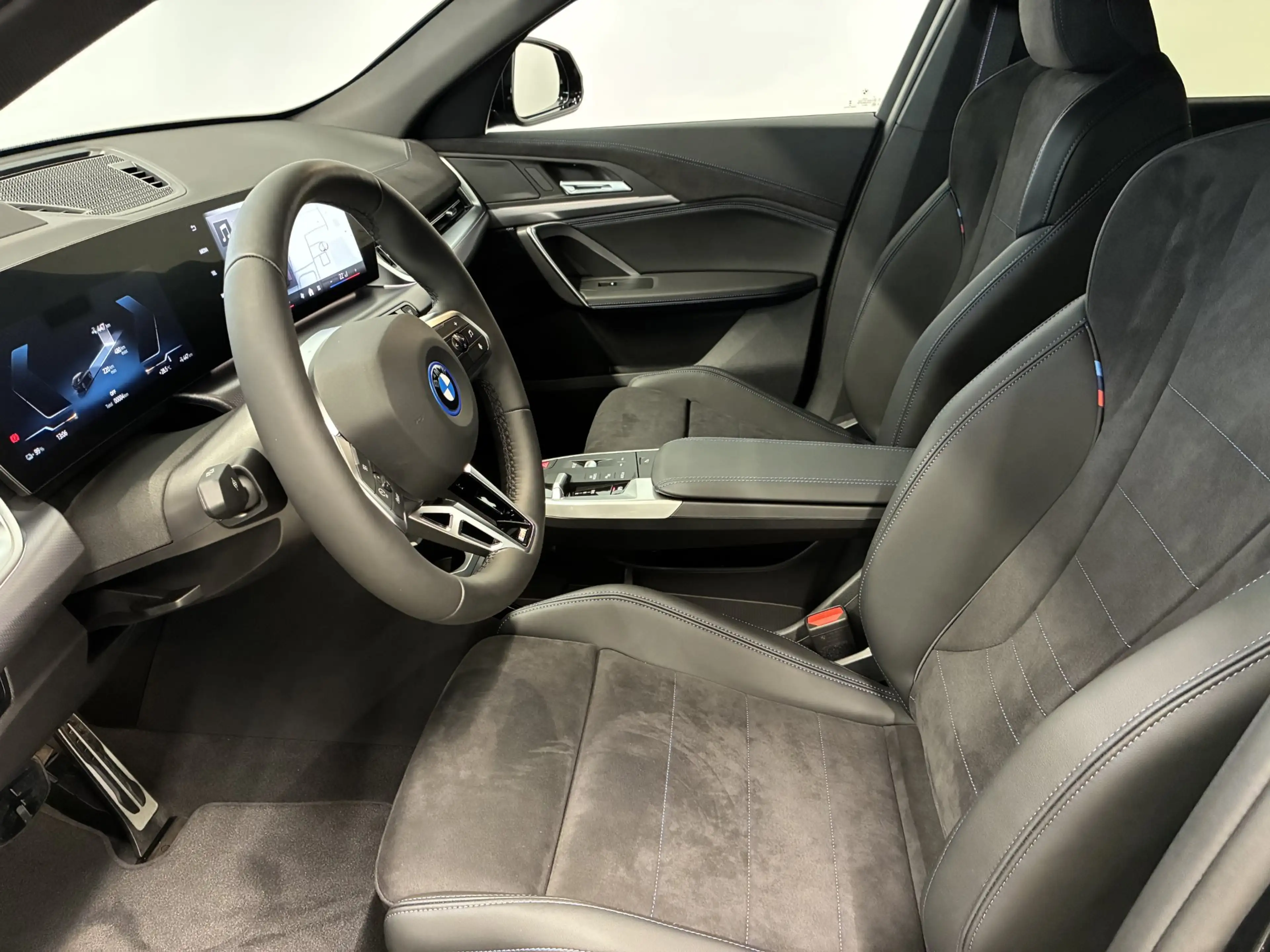 BMW iX2 eDrive20 — photo 7