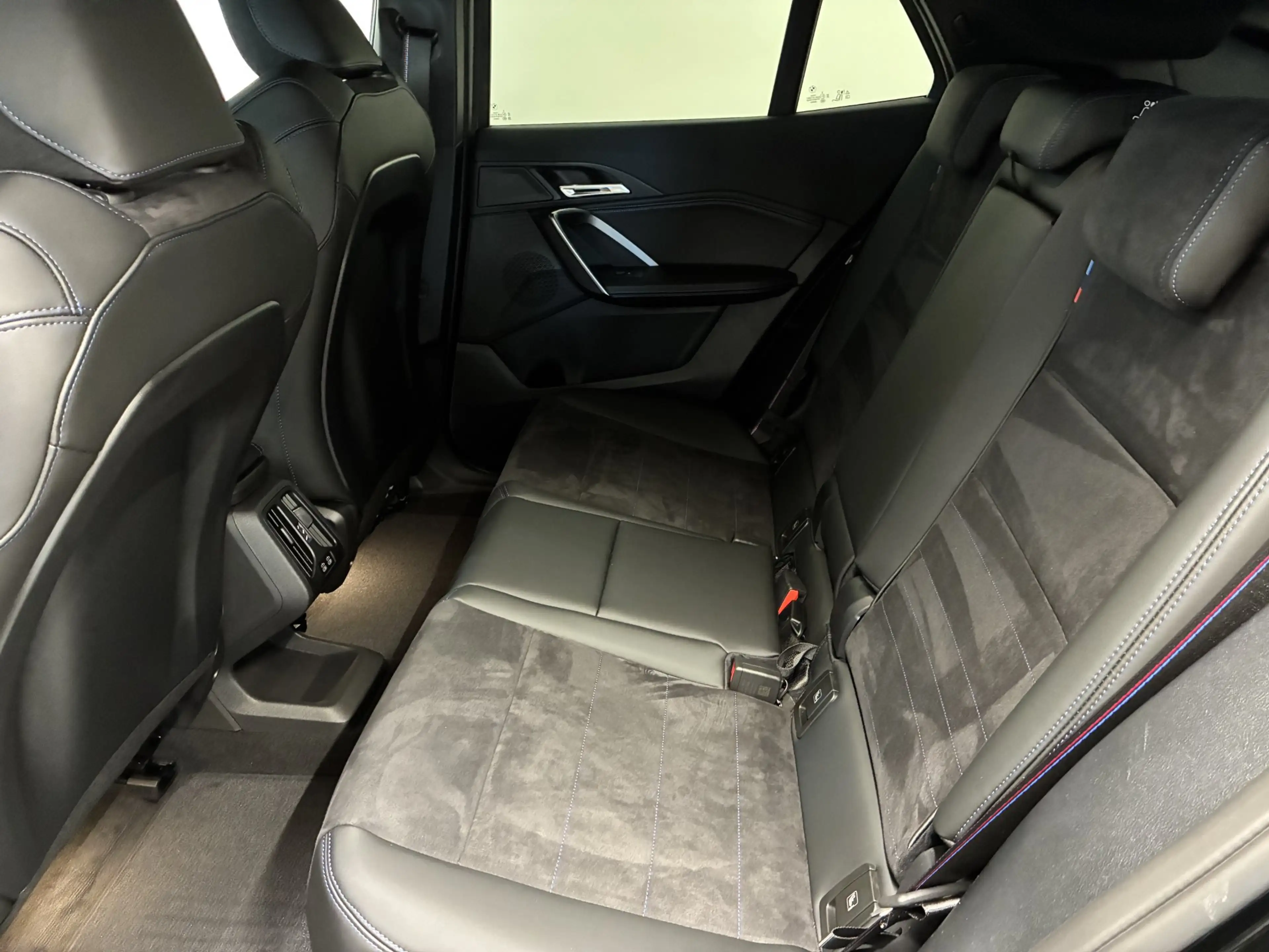 BMW iX2 eDrive20 — photo 15