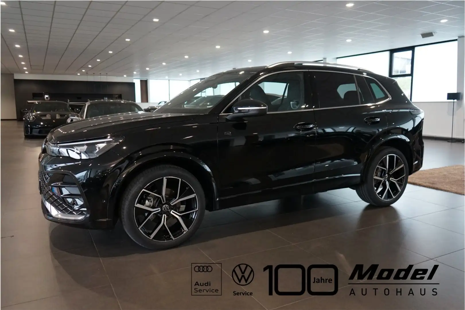 Volkswagen Tiguan 1.5 eTSI R-Line | Pano | AHK | 20" Zwart - 1