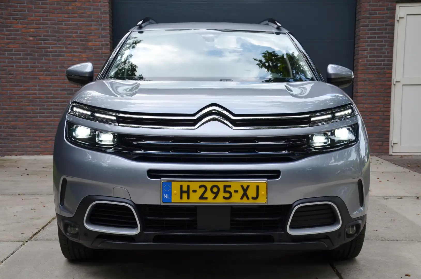 Citroen C5 Aircross 1.2 PureTech Shine Automaat/Navi/Pdc/Ecc/Achteruit Grijs - 2