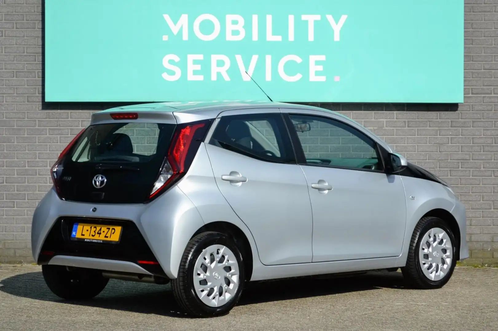 Toyota Aygo 1.0 VVT-i x-play Airco CarPlay CAMERA 1ste eig Gris - 2