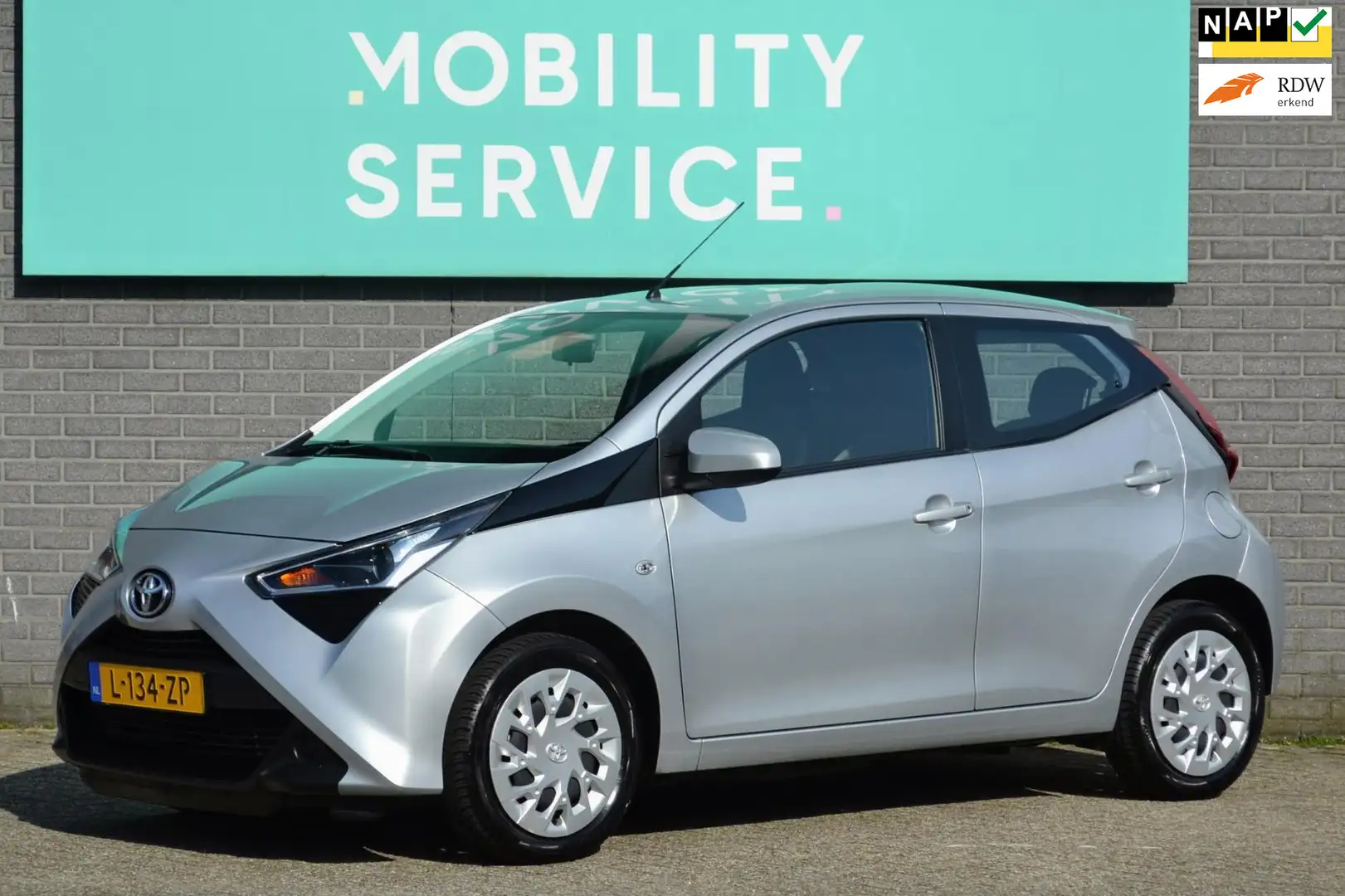 Toyota Aygo 1.0 VVT-i x-play Airco CarPlay CAMERA 1ste eig Gris - 1