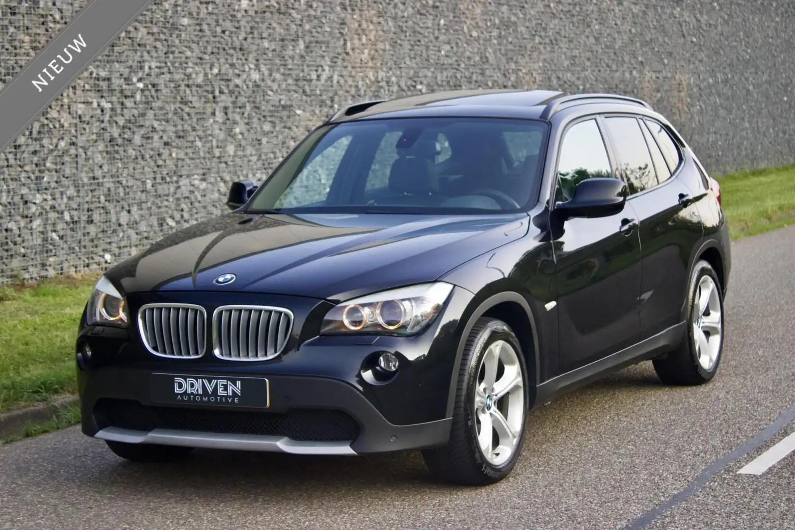 BMW X1 xDrive28i | Pano - Sportstoelen - Climate - Trekha Zwart - 1