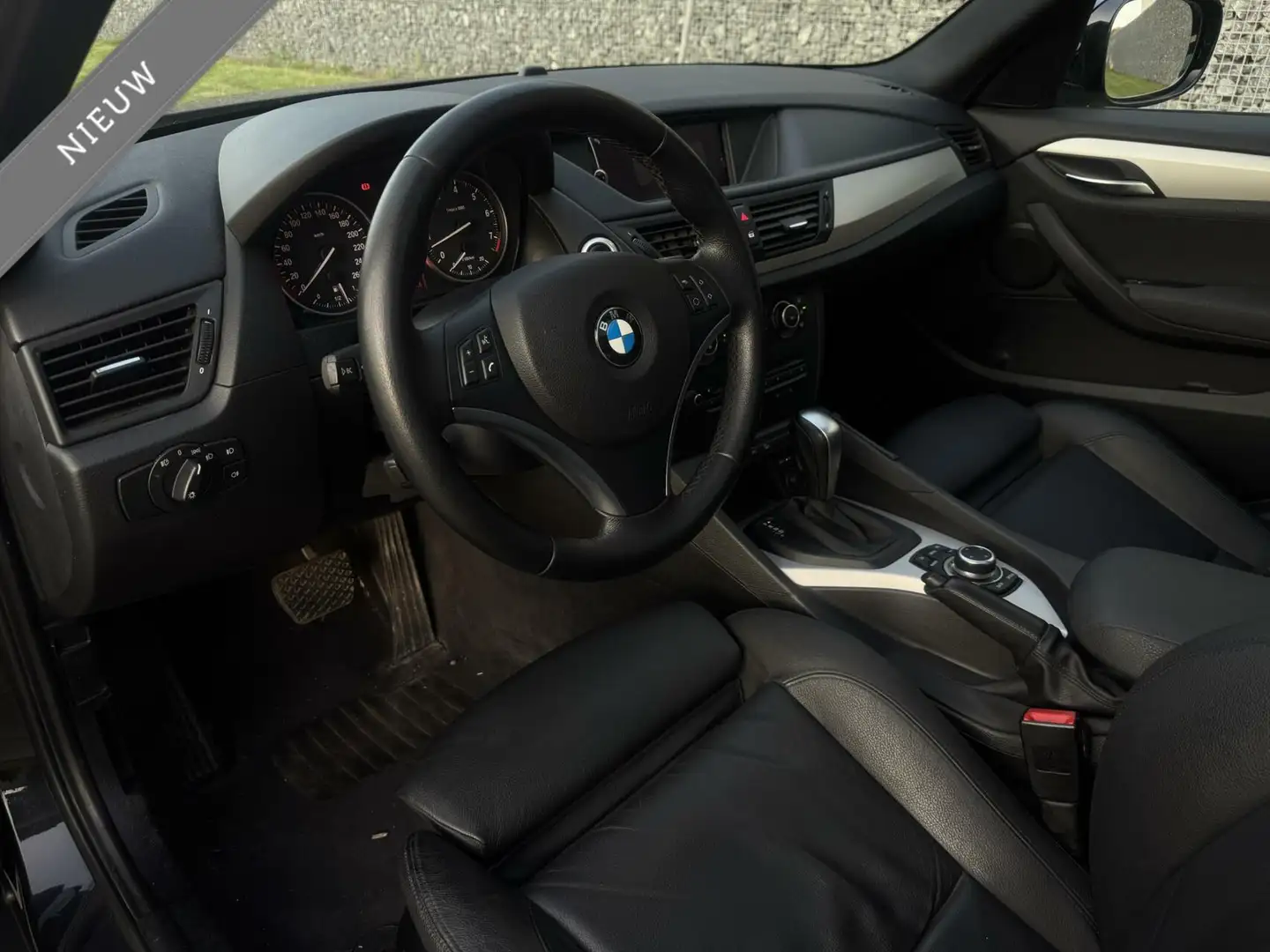 BMW X1 xDrive28i | Pano - Sportstoelen - Climate - Trekha Zwart - 2