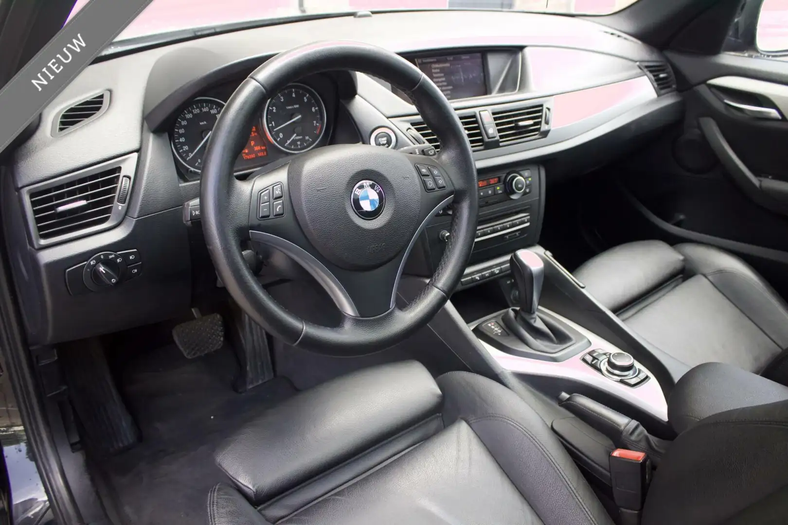 BMW X1 28i 3.0 | Pano - Sportstoelen - Climate - Trekhaak Zwart - 2