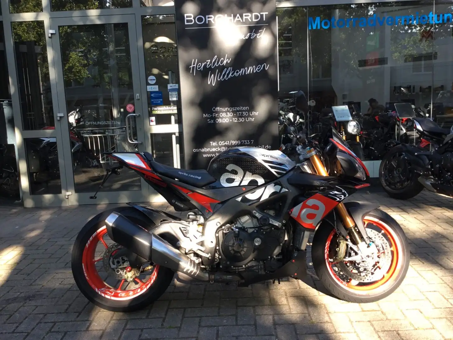Aprilia Tuono V4 Factory, Carbon , 175 PS Plateado - 1