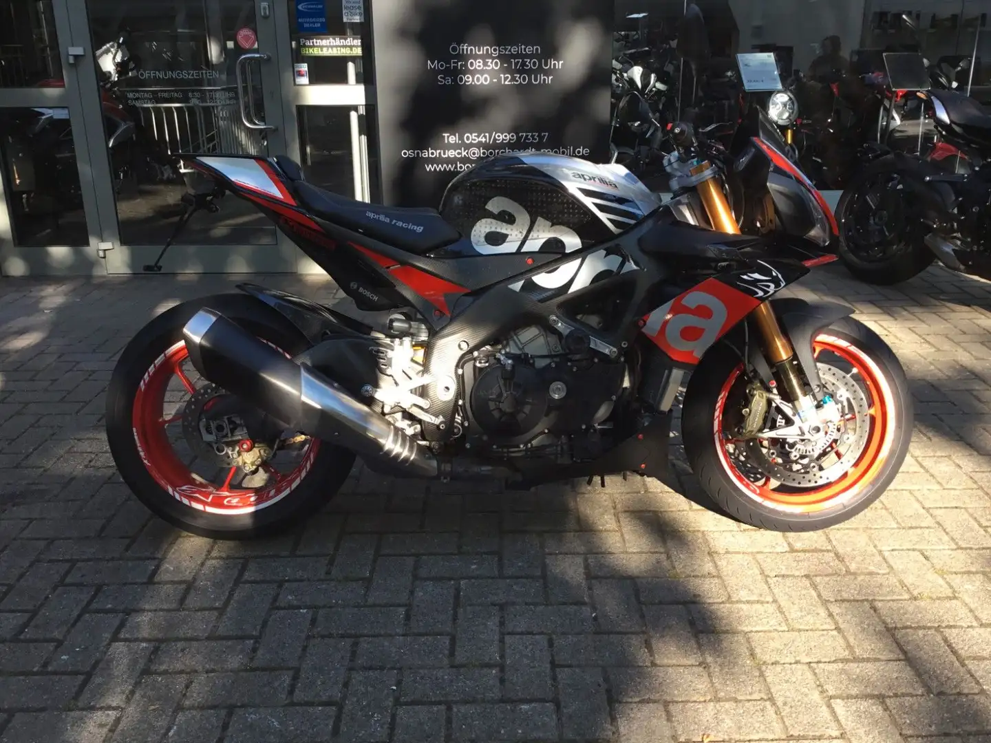 Aprilia Tuono V4 Factory, Carbon , 175 PS Plateado - 2