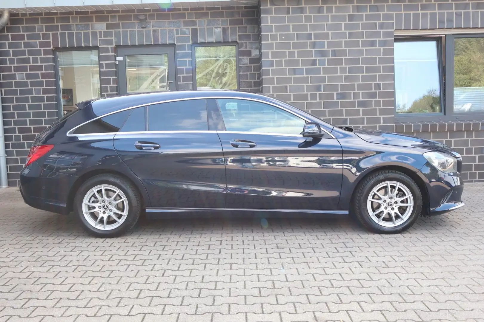 Mercedes-Benz CLA 200 CLA -Klasse Shooting Brake Modrá - 2
