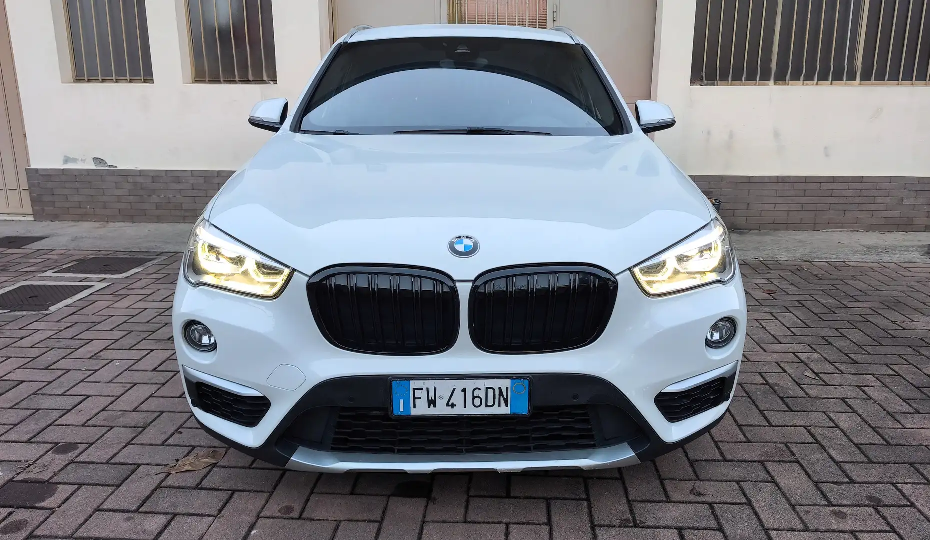 BMW X1 X1 sdrive18i xLine 140cv auto 7m Bianco - 2