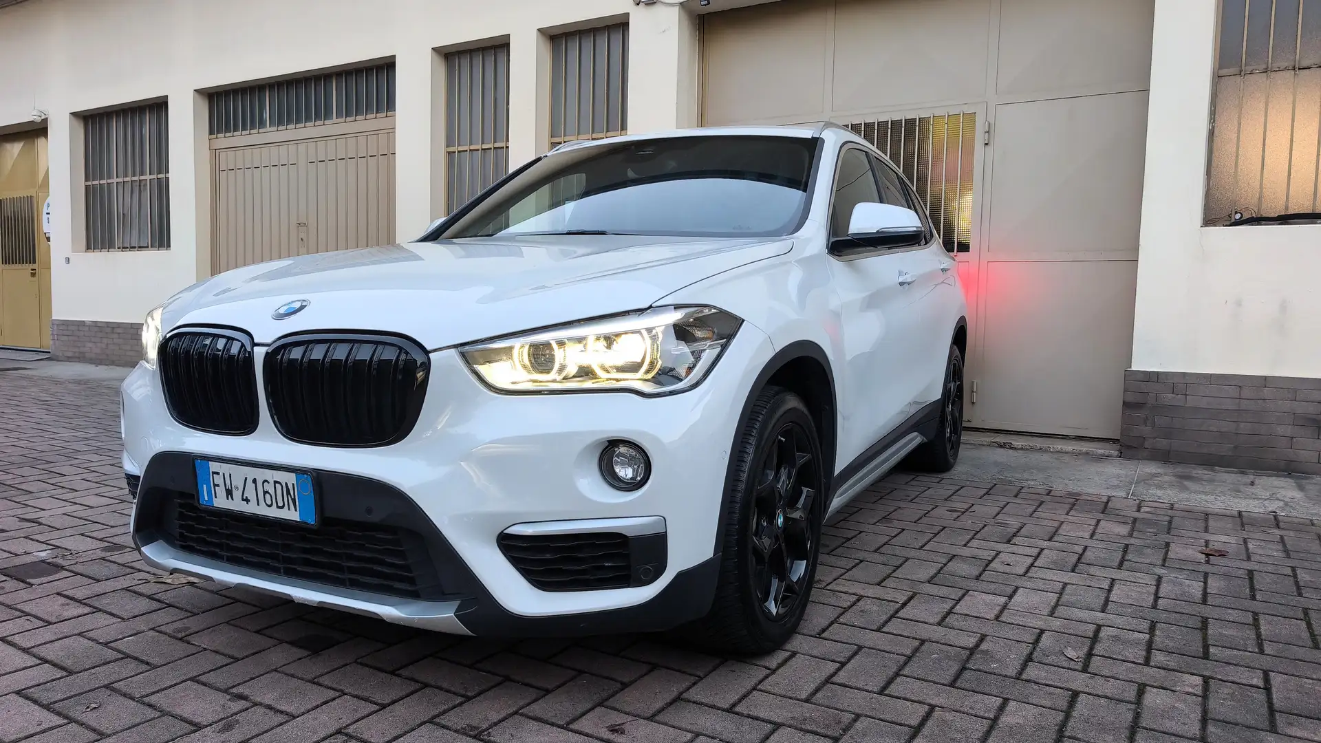 BMW X1 X1 sdrive18i xLine 140cv auto 7m Bianco - 1