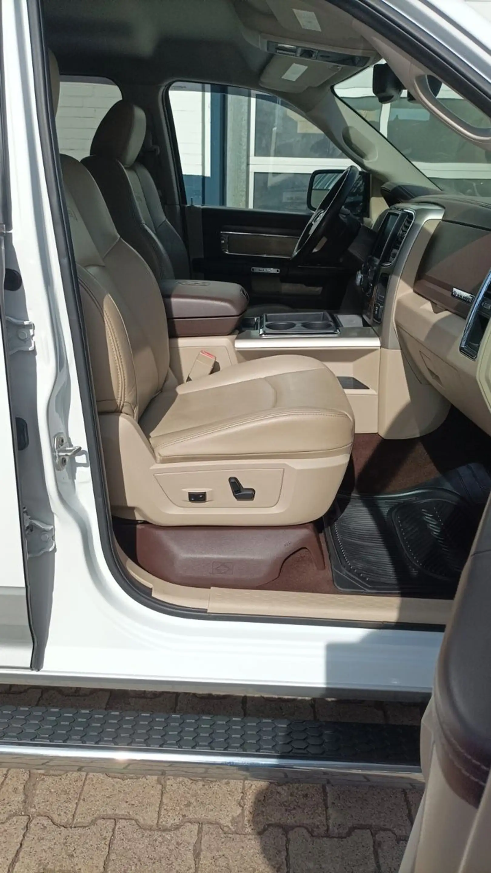 Dodge RAM 1500 5.7 Hemi Laramie Allrad Kamera Sitzheiz — photo 13