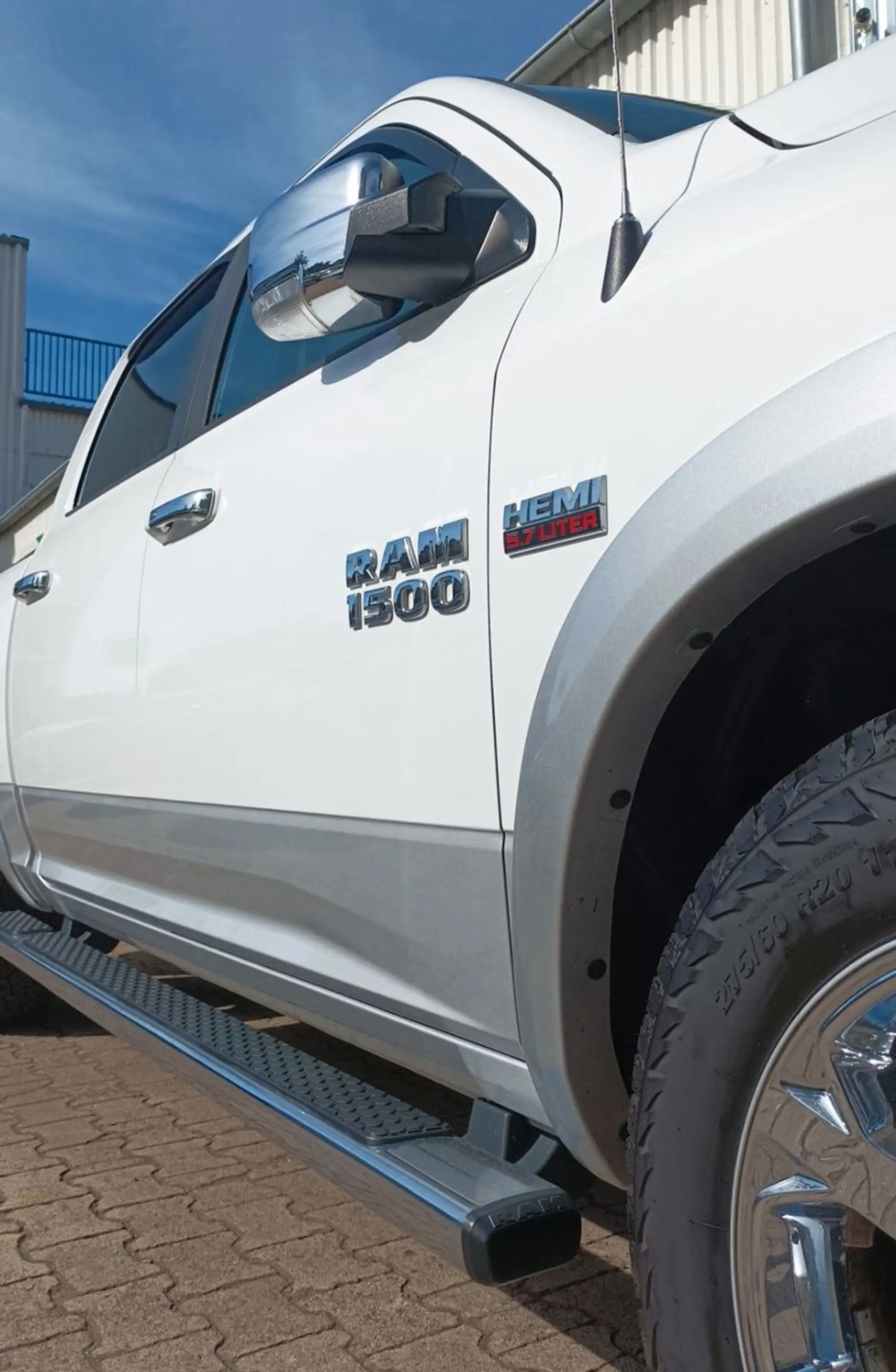 Dodge RAM 1500 5.7 Hemi Laramie Allrad Kamera Sitzheiz — photo 9