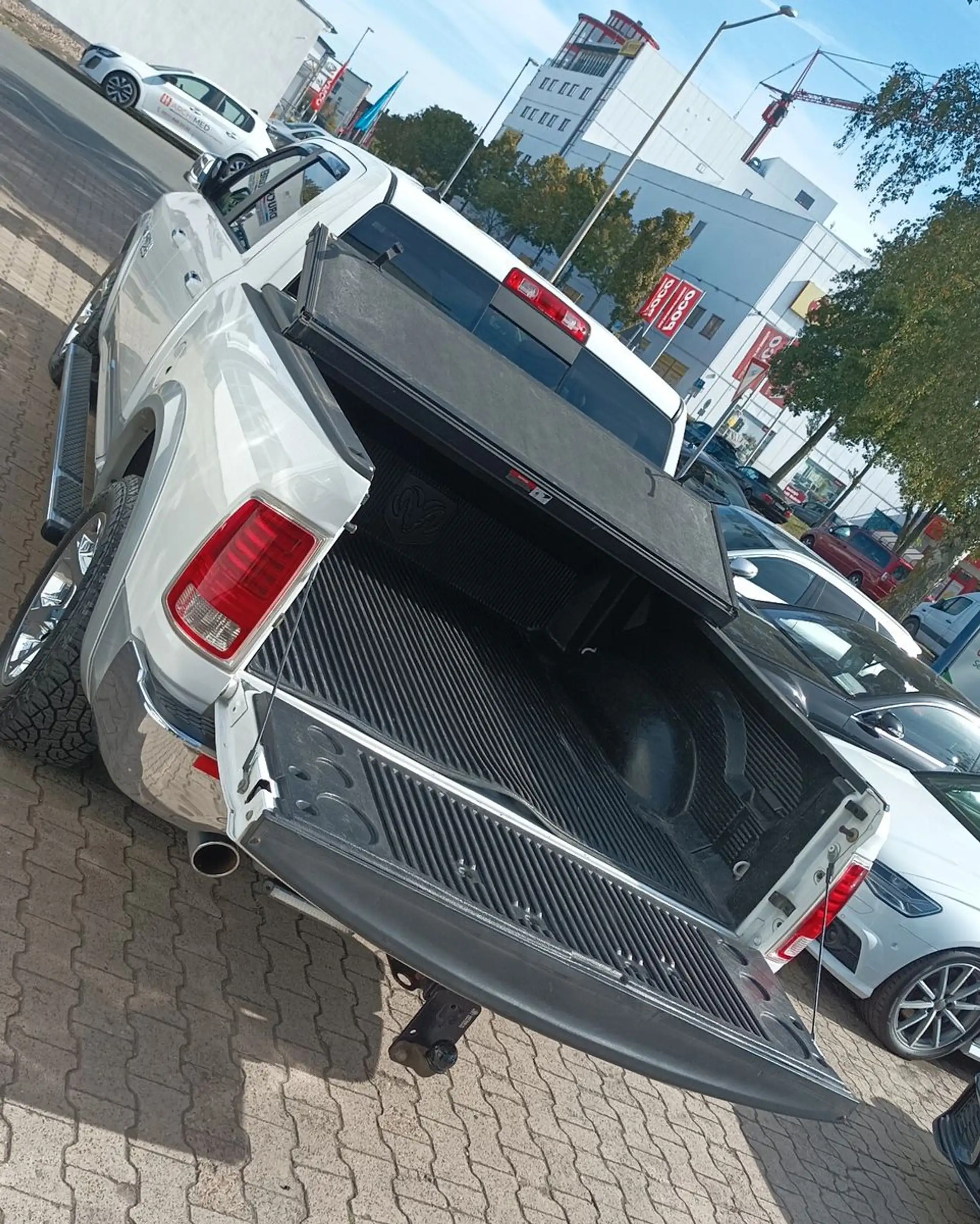 Dodge RAM 1500 5.7 Hemi Laramie Allrad Kamera Sitzheiz — photo 10
