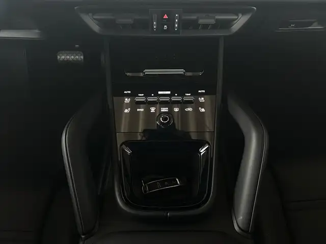 Porsche Cayenne view 8