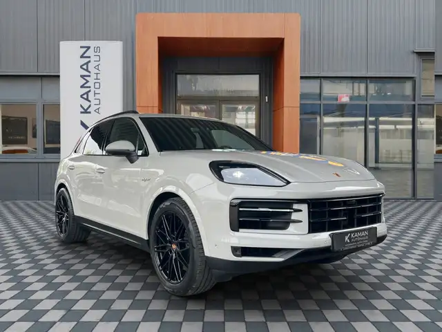 Porsche Cayenne view 3