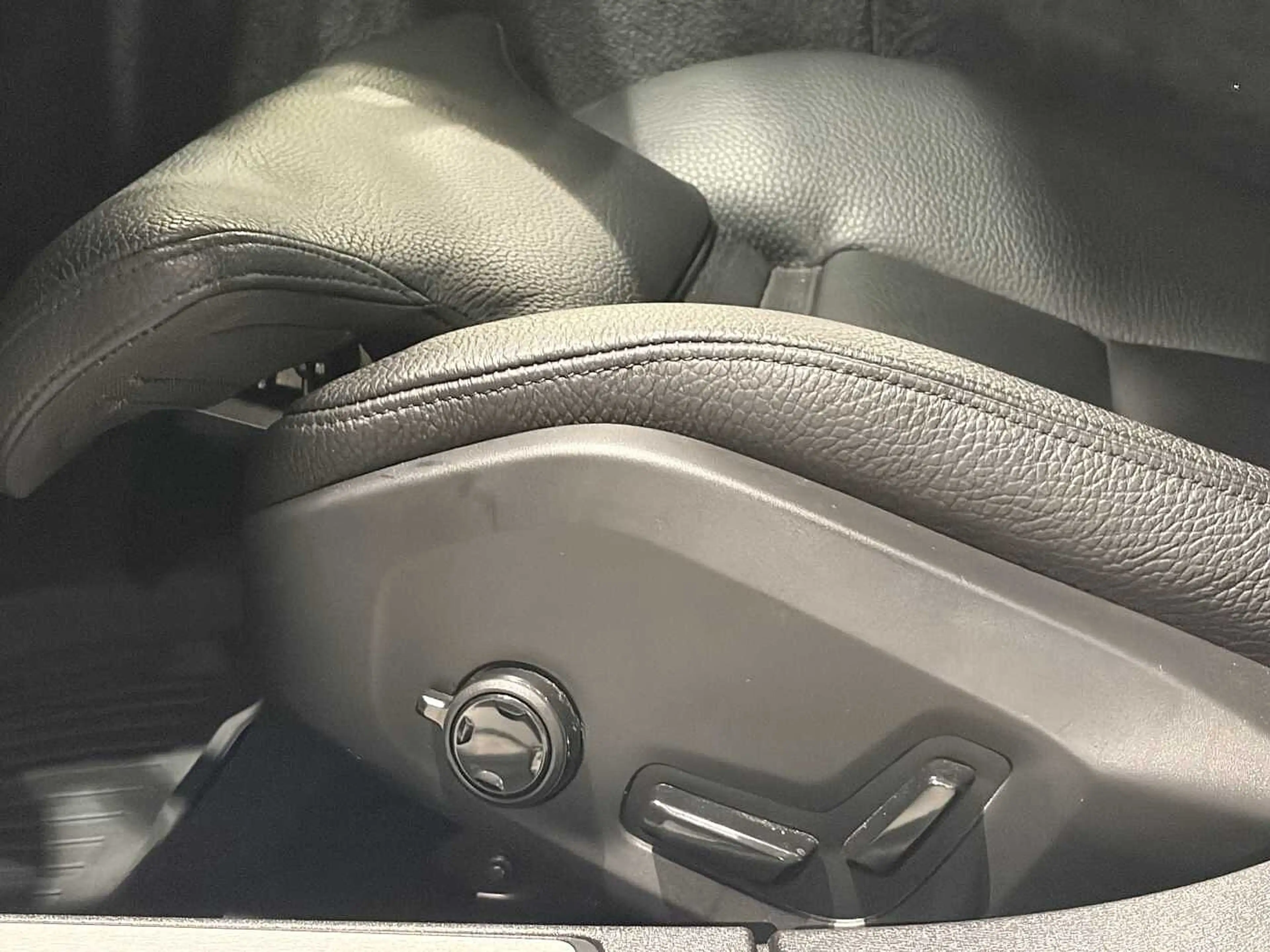 Volvo S60 T8 Recharge Plus Dark — photo 7