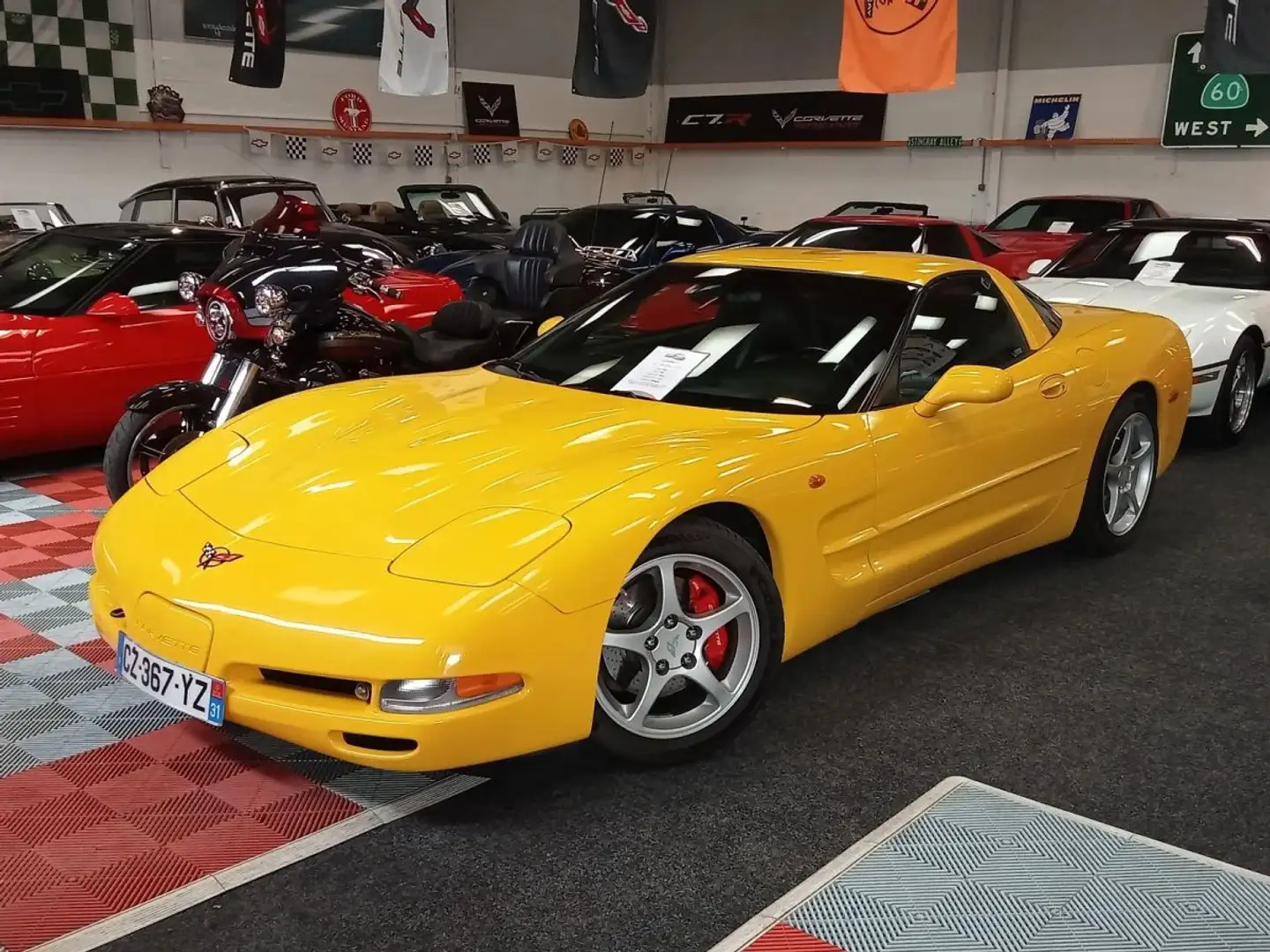 Chevrolet Corvette coupe 2002 Millenium Yellow. - 1