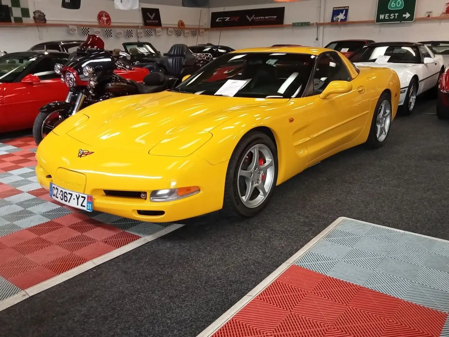 Chevrolet Corvette coupe 2002 Millenium Yellow. - 2
