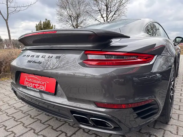 Porsche 911 view 5