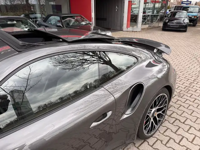Porsche 911 view 11
