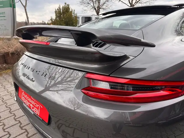 Porsche 911 view 6
