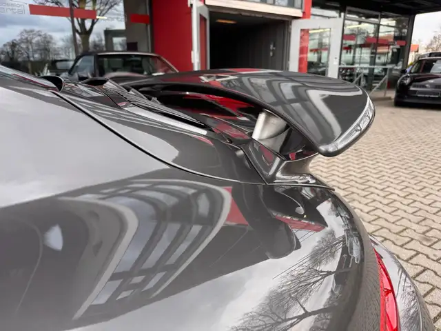 Porsche 911 view 7