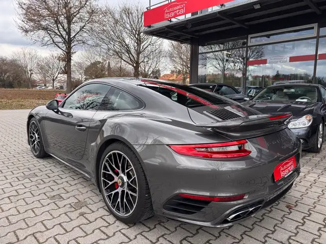Porsche 911 view 3